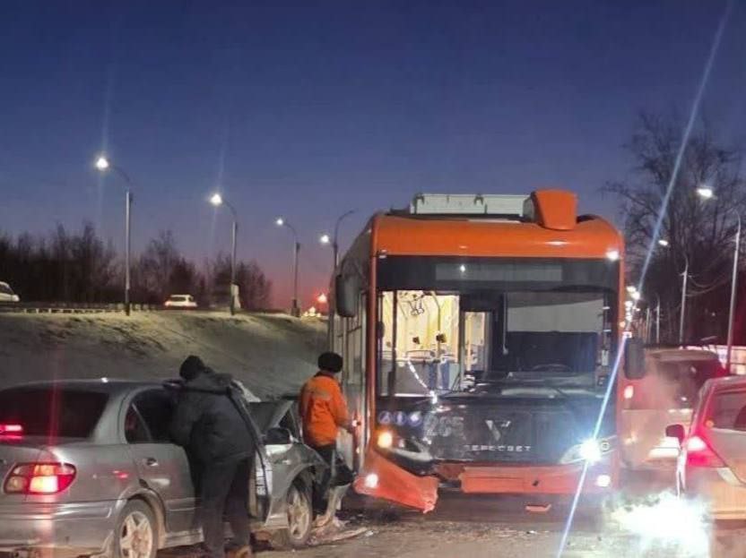 Легковушка врезалась в троллейбус на Трехгорной 18 декабря водитель Nissan Bluebird двигался по улице Трехгорной однако не справился с управлением и выехал на встречку Там он столкнулся с маршрутным троллейбусом В результате ДТП пострадавших нет Будь в курсе событий везде ОК VK MAX