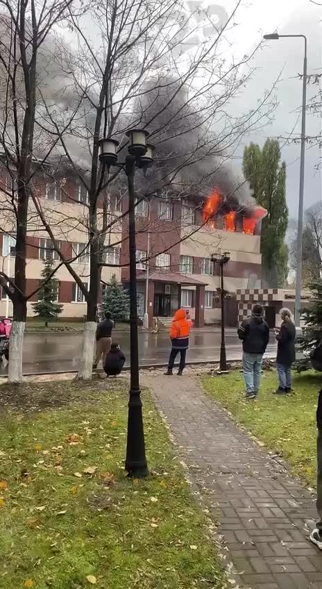 Пожар в бизнес-центре на Угрешской улице: площадь возгорания достигла 450 квадратов
