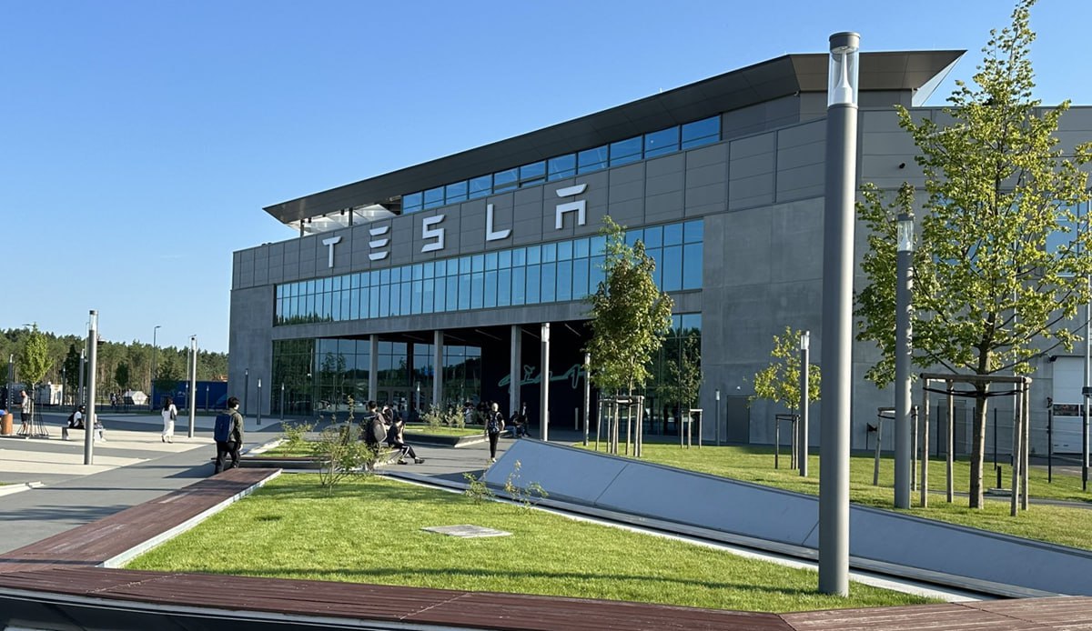 Tesla создаст Центр научных разработок в Кёпенике до 2026 года Он должен открыться уже в начале 2026 года Около 250 инженеров и техников будут работать там над созданием новых моделей и аккумуляторов Строительство центра планировалось давно Маск упоминал о нем еще в 2019 году когда объявлял о строительстве завода в Грюнхайде По словам вице президента Tesla по инженерии Ларса Морави центр станет одной из ключевых европейских площадок компании тесно связанной с университетами Берлина и научными партнёрствами