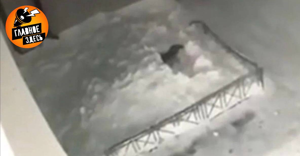 Подросток выпал с 16 этажа во время мытья окон В подмосковном Домодедово 17 летний подросток выжил после падения с 16 го этажа высотки Он приземлился в сугроб Врачи диагностировали у него закрытые переломы обеих бедренных костей Мальчик в тяжелом состоянии Главное здесь Подписывайтесь