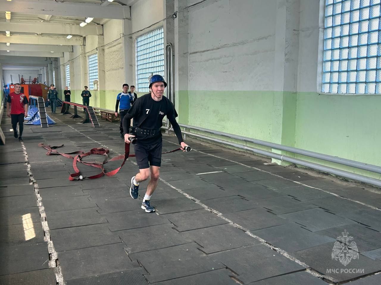 В Пембе прошёл отборочный этап соревнований по пожарно-прикладному спорту 5 июня 2025 года на территории учебного пункта в посёлке Пемба состоялся отборочный этап соревнований по пожарно-спасательному спорту среди сотрудников и работников 4-го пожарно-спасательного отряда Федеральной противопожарной службы Главного управления МЧС России по Республике Марий Эл. В соревнованиях приняли участие представители 14 пожарно-спасательных частей. Сотрудники продемонстрировали высокий уровень физической подготовки, профессиональное мастерство и слаженные действия при выполнении нормативов пожарно-спасательной эстафеты. По итогам соревнований были определены победители и призёры отборочного этапа, которые получили право представлять 4-й пожарно-спасательный отряд ФПС ГПС на республиканских соревнованиях по пожарно-спасательному спорту. Мероприятие прошло в атмосфере здорового спортивного соперничества и стало ярким примером высокого уровня подготовки личного состава подразделений пожарной охраны Республики Марий Эл. МЧС Марий Эл.ПОДПИСАТЬСЯ.
