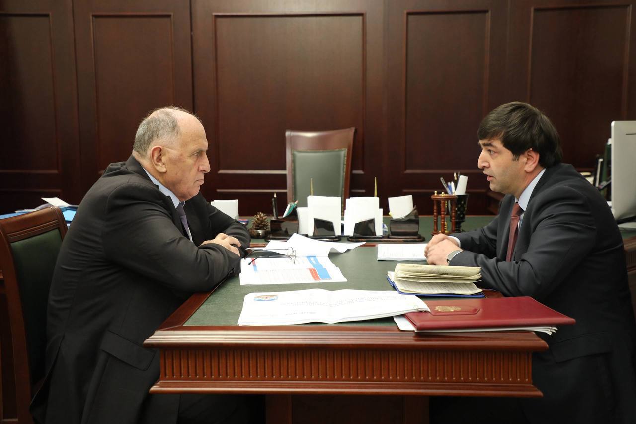 В Дагестане создадут центры управления многоквартирными домами Председатель правительства Дагестана Абдулмуслим Абдулмуслимов одобрил создание единых центров управления многоквартирными домами в Каспийске и Избербаше Эти пилотные проекты позволят автоматизировать работу с заявками жителей и организовать круглосуточную аварийную службу В Каспийске центр будет работать на базе Единого расчетного центра города а в Избербаше для этих целей создадут специальное муниципальное предприятие Новая система даст возможность принимать заявки через приложение Госуслуги Дом оперативно уведомлять жителей о проблемах и контролировать выполнение работ РГВК Дагестан в МАХ