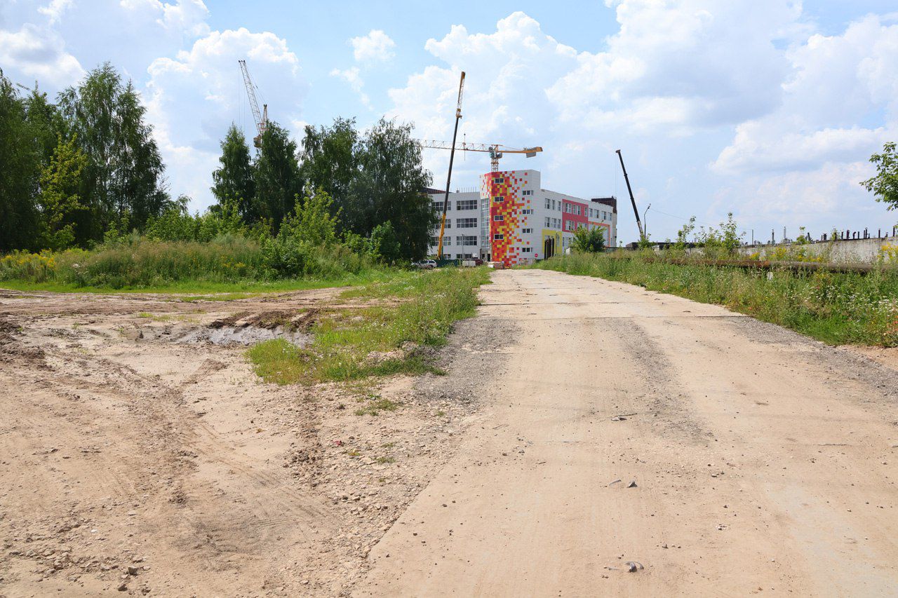 Начинается строительство дороги к микрорайону Олимпийский городок, к новой школе. В соответствии с проектной документацией планируется строительство двухполосной дороги протяженностью более 200 метров, а также тротуара. Кроме того, подрядчик проведет работы по освещению дороги и устройству пешеходных переходов. В данный момент осуществляется передача строительной площадки и проектной документации подрядной организации. Цена контракта – 14,4 млн рублей. Срок завершения работ – 30 октября 2025 года.