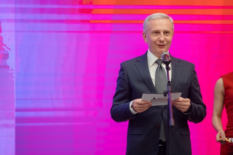 Сергей Трухачев обозначил приоритетные направления для развития бизнеса в Воронежской области На X Форуме имени Вильгельма Столля временно исполняющий обязанности губернатора Воронежской области Сергей Трухачев рассказал, какие направления бизнеса власти региона будут активно развивать в ближайшие годы. Его выступление стало ключевым для участников диалога между бизнесом и властью, обозначив стратегические векторы экономического роста. «Могу однозначно сказать, что мы будем развивать региональные бренды, учитывая богатую историю и культурные традиции Воронежской области. Перспективными выглядят и креативные индустрии. Мы сейчас проводим анализ действующих направлений креативной экономики. Начинаем формировать региональную нормативную базу в этой сфере, будем определять приоритеты. В последние годы мы видим активное развитие гастрономической сферы. И эксперты говорят, что рынок далек до ее насыщения. Хорошо развивается благодаря региональным мерам поддержки IT-сфера», — сказал Сергей Трухачев. Он также подчеркнул, что экономика Воронежской области остается диверсифицированной, а ставка делается на комплексное развитие сразу нескольких отраслей. В основе успешного сотрудничества бизнеса и власти, по его словам, лежит социальная ответственность инвесторов. Отвечая на вопрос о личной помощи в продвижении местных брендов, Трухачев заявил, что при встречах с коллегами из других регионов всегда дарит им набор воронежской продукции. В том числе он упомянул черный зефир и рамонские конфеты.