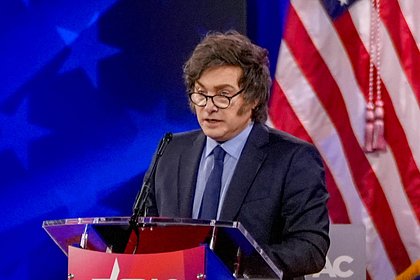 Президент Аргентины назвал Россию лидером нового мира Президент Аргентины Хавьер Милей назвал Россию одним из лидеров нового мирового порядка. Об этом он заявил в интервью YouTube-каналу Neura Media. «Мы видим, что мир сейчас перестраивается. Мировой порядок, который был после Второй мировой войны, сейчас мертв. США будут возглавлять Америку, Россия — Евразию, а Китай — Азию в той части, которую не возглавляет Россия», — сказал он. При этом Милей отметил, что Европу ждет «тяжелая борьба» с «воукизмом» от англ. woke — «пробуждаться», борьба с расовой дискриминацией и «белыми привилегиями» — прим. «Ленты. ру» . Глава Аргентины также подчеркнул, что Европа «давно не растет». Ранее о конце старого миропорядка заявил премьер-министр Великобритании Кир Стармер. По его словам, новый мир опирается не на «установленные правила», а на «сделки и альянсы».