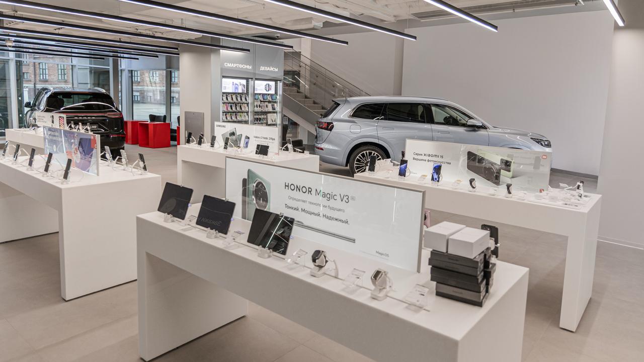 Проект по продаже автомобилей в салонах МТС привлёк 550 тысяч клиентов Посетители салонов в Санкт Петербурге Казани Нижнем Новгороде и Екатеринбурге могли получить консультацию о гибридных моделях AITO SERES записаться на тест драйв и даже их приобрести За неполные восемь месяцев удалось реализовать 10 автомобилей SERES Кроссоверы AITO SERES выставляются в четырёх салонах МТС с апреля а с лета автомобили доступны и в интернет магазине rozetked me news 43526