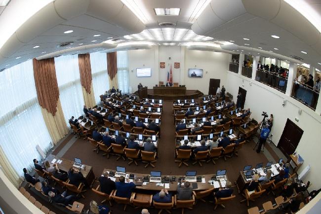 Скандальную муниципальную реформу могут принять в Красноярском крае уже 15 мая. Законопроект вынесли на внеочередную сессию Законодательного собрания — хотя ранее обсуждение было запланировано на 29 мая. О переносе сообщил депутат Алексей Бойков. По его словам, о сессии 15 мая депутатов проинформировали только 12-го числа. Он считает, что решение ускорить рассмотрение проекта может быть попыткой сократить время на подготовку поправок и принять документ без широкого обсуждения. Подробнее – на Бабре #красноярск
