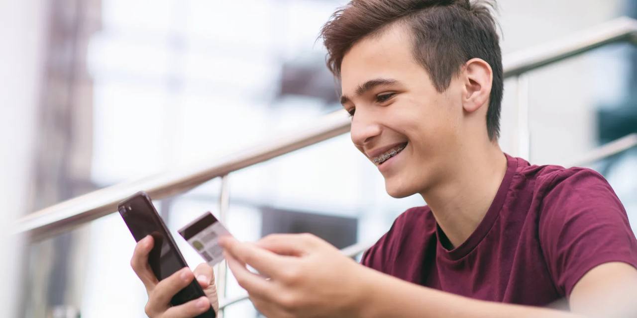 Официально в Узбекистане теперь подростки от 14 лет могут полностью самостоятельно получить банковскую карту Подростки от 14 до 18 лет теперь могут оформлять карты без участия родителей достаточно только подтвердить личность в банке Для детей до 14 лет карты открываются только с письменного согласия родителей или законных представителей Новые правила делают процесс прозрачным и безопасным Подпишитесь и следите за актуальными новостями на нашем канале telegram me joinchat AAAAAEEdc qam7052mnXKA