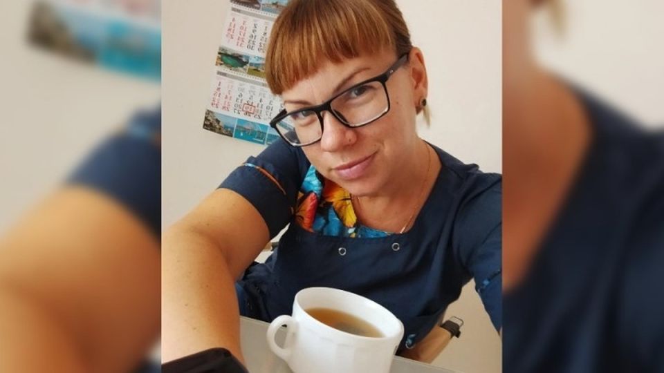 Леся исчезла, даже тела нет: полиция продолжает искать пропавшую в Крыму медсестру В городе Саки весной бесследно исчезла Леся Лубинец: 16 апреля 42-летняя женщина в семь утра вышла из квартиры и пошла в санаторий грязелечения, где работает медсестрой, и как в воду канула. И вот уже третий месяц родные ничего не знают о ее судьбе. - Нашли тело моей Леси - соседка где-то в интернете эту новость прочитала. Но почему в полиции мне ничего не говорят? Почему на опознание не зовут?! - позвонила журналисту КП-Крым мама пропавшей. Пожилая женщина не могла сдержать слез, ведь она надеется увидеть своего ребенка живым. Ориентировка. Фото: поисковый отряд «ЛизаАлерт» Крым/Vk Но в пресс-службе МВД по Республике Крым сказали, что речи о мертвом теле нет: - По гражданке Лесе Лубинец информацию не... Подробнее>>>