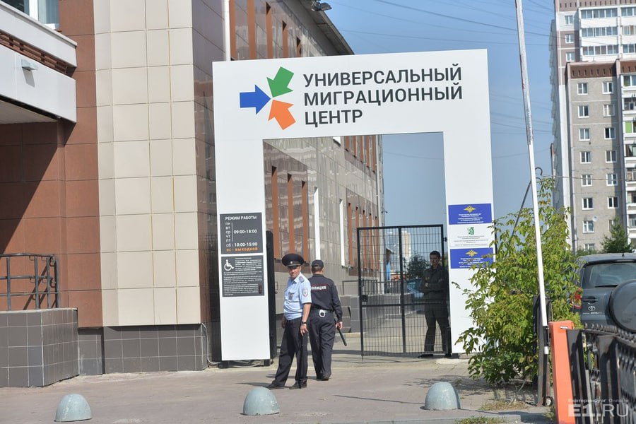 Силовики в рамках борьбы с незаконной миграцией задержали предпринимательницу Олесю Павлюк – владелицу компании, которая помогала мигрантам легализовываться в России. Помогали ей в этом знакомые из правоохранительных органов. Её офис расположен на улице Сулимова,46 – в том же здании, где находится и отдел по вопросам миграции, который ежедневно штурмуют сотни иностранцев, чтобы подать документы в МВД. Бизнесвумен подозревают сразу по трем статьям УК РФ – мошенничестве, оказании пособничества в превышении должностных полномочий и легализации денежных средств в особо крупном размере. В прошлом году только официальная выручка фирмы, принадлежащей Павлюк, составила 219 млн рублей. : E1.RU