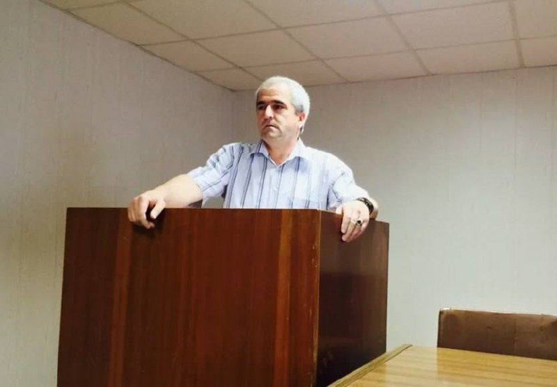 Экс-главу района Дагестана посадили за «помощь» лидеру бандгруппы «Гимринская» Ленинский районный суд Махачкалы приговорил к 7,5 года колонии строгого режима жителя Дагестана. Его признали виновным в незаконном хранении оружия и вымогательстве, сообщила объединенная пресс-служба судов республики. Речь в сообщении ведомства идёт об экс-главе Унцукульского района Дагестана Шамиле Магомедове. Как установил суд, В марте 2011 года он решил «помочь» лидеру бандгруппы «Гимринская». Месяцем позже Магомедов приехал на работу к жителю Дербентского района Дагестана и включил аудио на своём телефоне. На записи был голос главаря «Гимринской», который требовал передать ему 400 тысяч евро. Иначе, угрожал боевик, он расправится с жителем республики и с его семьёй. Отказавшись платить, мужчина - потенциальная жертва вымогателей - обратился в правоохранительные органы. Кроме того, в 2012 году Шамиль Магомедов купил на чёрном рынке огнестрельное оружие и хранил его. Шамиль Магомедов возглавил Унцукульский район Дагестане уже после этих событий - в октябре 2012 года. В декабре 2014-го Магомедов ушёл с поста руководителя муниципалитета, став вскоре депутатом парламента региона. «ВКонтакте» и в «Одноклассниках», чтобы быть в курсе самых интересных новостей Кавказа. -канал АиФ – Северный Кавказ