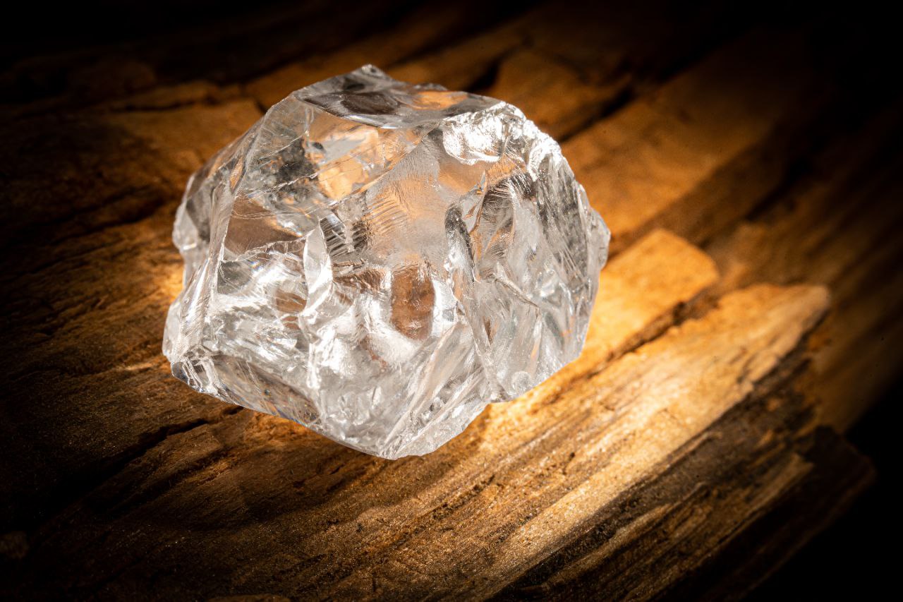 В Архангельской области вновь нашли огромные алмазы В Архангельской области на месторождении имени В Гриба алмазодобытчикам вновь удалось найти кристаллы один весом 55 96 второй 135 75 карата Обе находки ювелирного качества отметил у себя в Telegram канале губернатор региона Александр Цыбульский По его словам алмазы стали третьим и четвертым особо крупными образцами извлеченными в 2025 году Всего же за весь период разработки месторождения на нем удалось добыть 51 алмаз В октябре на нем например нашли алмаз весом 340 карат доля таких находок в мировой добыче не превышает 2 Фото Telegram канал губернатора Архангельской области fm invest