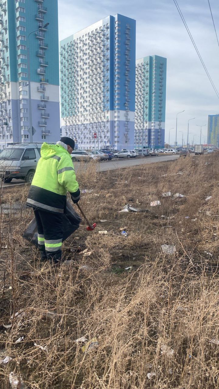 Коммунальные службы убирают мусор, который обнажился после таяния снега  Где-то этот мусор разносился с открытых мусорных стоянок, где-то нерадивые жильцы выкидывали его в окно подальше на муниципальную территорию.   В любом случае, весь этот мусор коммунальные службы уберут. Надо только дать им время. Сегодня, например, город в порядок приводит 208 человек ручного труда муниципальных дорожных предприятий.  Давайте не мусорить! Беречь город и уважать труд тех, кто #делаемчисто.