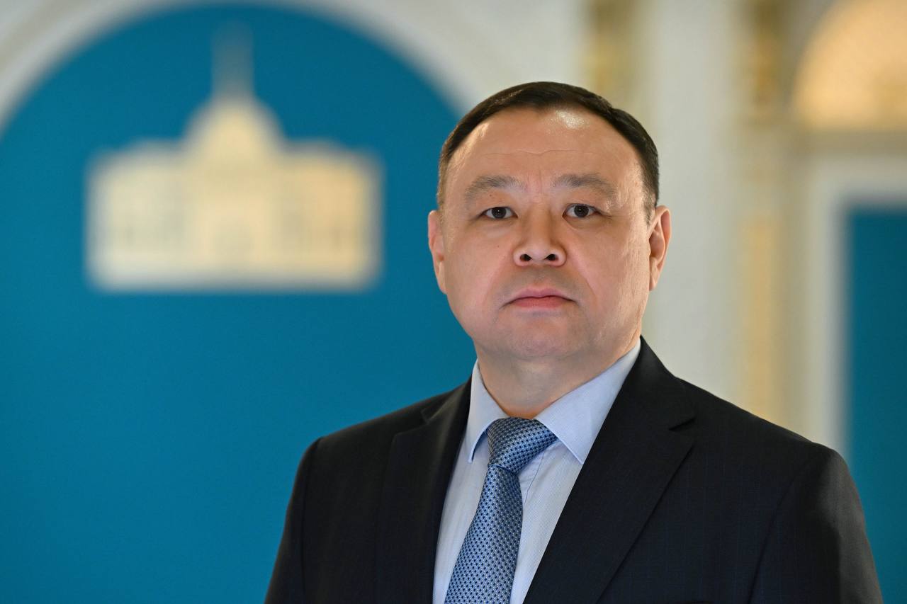 Распоряжением Главы государства Нукенов Абзал Нукенович освобожден от должности заведующего Отделом внутренней политики Администрации Президента Республики Казахстан Родился 21 июля 1978 года в области Жетісу Окончил Казахский национальный университет имени аль Фараби по специальности политология 2000 Кандидат политических наук Трудовую деятельность начал в 2000 году консультантом затем работал заведующим сектором по массово политической работе отдела идеологической работы центрального аппарата Республиканской политической партии Отан В 2005 2006 гг начальник отдела по работе с неправительственными организациями и религиозными объединениями департамента внутренней политики Алматы В 2006 2009 гг заместитель акима Ауэзовского района Алматы В 2009 2011 гг директор Института современных исследований Евразийского национального университета им Л Н Гумилева С марта по декабрь 2011 года заместитель директора Института правовой экспертизы законопроектов и современных исследований Евразийского национального университета им Л Н Гумилева В 2011 2016 гг заведующий сектором заместитель заведующего заведующий ситуационным центром Совета Безопасности Республики Казахстан В 2016 2018 гг вице министр по делам религий и гражданского общества Республики Казахстан В 2018 2019 гг заместитель председателя совета директоров частного учреждения Международный научный комплекс Астана В 2019 2022 гг заместитель акима Карагандинской области В 2022 2023 гг заместитель заведующего Отделом внутренней политики Администрации Президента Республики Казахстан В 2023 2025 гг государственный инспектор Администрации Президента Республики Казахстан 11 марта 2025 года распоряжением Главы государства назначен заведующим Отделом внутренней политики Администрации Президента Республики Казахстан Женат имеет 3 детей Награжден медалью Ерен еңбегі үшін 2012 Құрмет 2025 Подпишись на prokadrykz