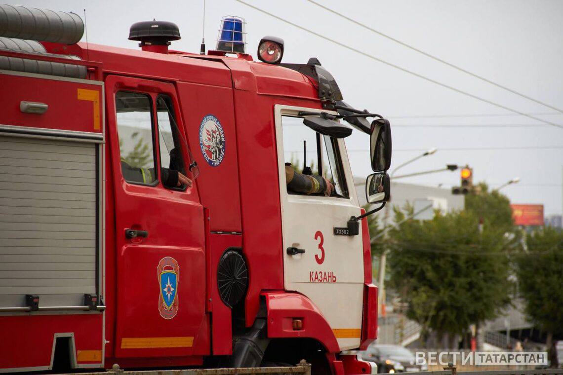 В Тукаевском районе пенсионерка пострадала на пожаре в жилом доме  В селе Бетьки Тукаевского района 29 ноября произошел пожар в квартире на первом этаже двухэтажного жилого дома. В результате инцидента 88-летняя пенсионерка получила ожоги спины.  По информации ГУ МЧС России по РТ, причиной возгорания стало нарушение правил технической эксплуатации электрооборудования. Пожарные оперативно прибыли на место происшествия и ликвидировали огонь. Женщину госпитализировали с ожогами спины.  Подписаться   Сообщить новости