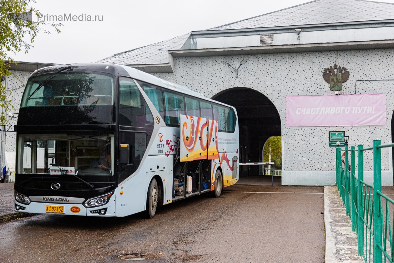 Суд разберется в краже 100 млн рублей при строительстве погранперехода в Приморье Дальневосточная транспортная прокуратура направила в суд уголовное дело о хищении более 100 млн рублей предназначенных для возведения многостороннего автомобильного пункта пропуска Пограничный в Приморском крае По версии следствия бывший соучредитель строительной компании ООО Стройсоюз в 2017 году заключил контракт на строительные работы Организация получила аванс свыше 110 млн рублей однако исполнить контракт не смогла из за некачественно подготовленной проектной документации Вместо выполнения работ обвиняемый изготовил поддельные платёжные поручения для вывода денег и подложные документы о проведении работ Полученные средства были использованы по собственному усмотрению   PrimaMedia в       подпишись 18