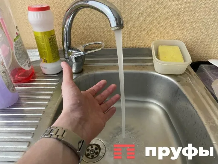 Уфаводоканал заплатит почти 70 млн рублей за взыскание долгов с населения ГУП Уфаводоканал объявил тендер на поиск подрядчика который займётся возвратом задолженностей за водоснабжение и водоотведение с обычных жителей Максимальная сумма которую предприятие готово заплатить за эти услуги составляет 69 5 млн рублей Контракт будет действовать до 31 мая 2028 года В обязанности победителя торгов войдёт досудебная работа с должниками напоминания о долгах представление интересов водоканала в судах контроль за исполнением судебных решений и полное сопровождение исполнительных производств у приставов Фактически речь идёт о привлечении профессиональных коллекторов для борьбы с неплательщиками  Обратная связь  Подписаться  Подписаться в Mакс