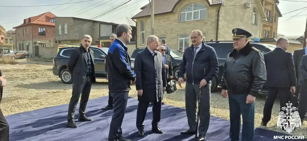 Глава Дагестана на пресс конференции ответил на вопросы о ковре на подстанции Приморская Я не знаю почему там был постелен ковёр Не знаю для чего он нужен был Мне он не помешал и этим ковром я не отделил себя от проблем Дагестана сказал Сергей Меликов Также Меликов заметил что рад что представители власти дали повод людям чем нибудь заняться Они были заняты обсуждением этого ковра ещё каким то там моментом И на здоровье как говорится сказал глава Дагестана Подписывайтесь на Аргументы и Факты Северный Кавказ Мы в МАХ