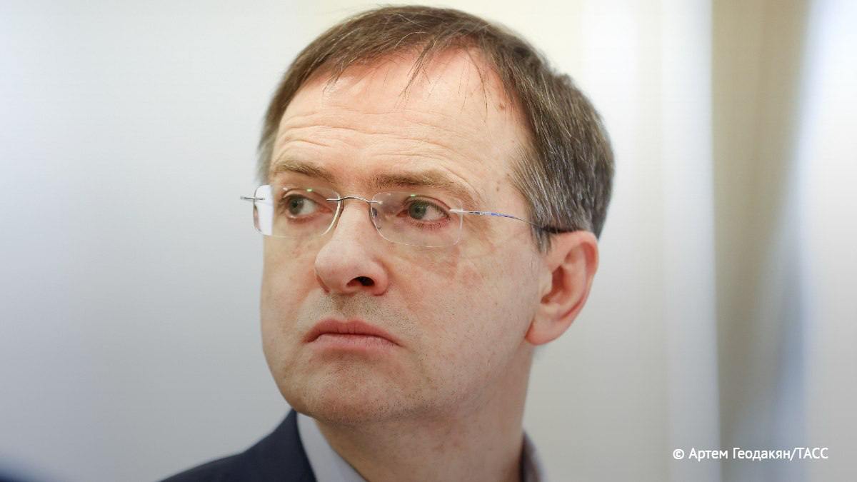 Владимир Мединский поддержал возвращение исторических названий населенных пунктов Надо уважать собственную историю и собственный язык а не обезьянничать отметил помощник президента РФ Правильно что на карты возвращаются исторические русские названия Отныне по нормам русского языка никакого Днепра Днипро а Днепропетровск никакого Кропивницкого а Елизаветград