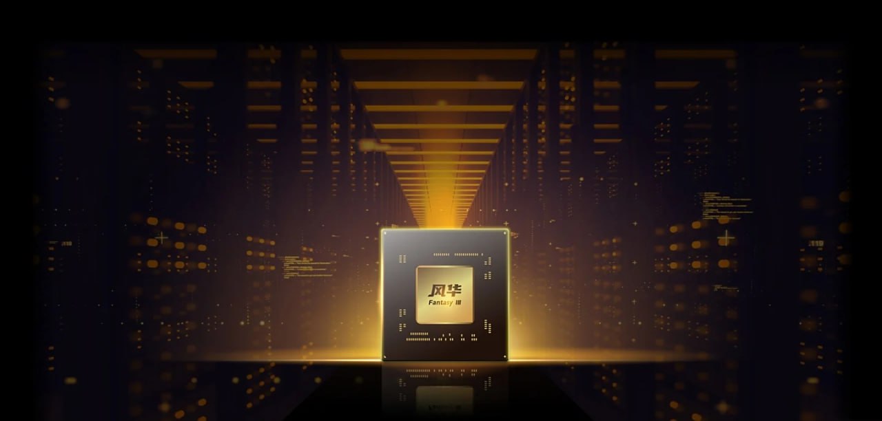 Innosilicon представила графический процессор Fenghua 3 который совмещает CPU RISC V и графическое ядро с заявленной совместимостью с CUDA на одной плате Это первый китайский GPU с аппаратной трассировкой лучей и поддержкой DirectX 12 Vulkan 1 2 и OpenGL 4 6 Карта также умеет выводить изображение на до шести 8K дисплеев при 30 Гц Fenghua 3 оснащён более чем 112 ГБ высокоскоростной памяти рекордным объёмом среди китайских решений Одна карта может работать с моделями на 32B и 72B параметров а связка из восьми карт с моделями DeepSeek до 671B и 685B параметров Поддержка заявлена и для Qwen 2 5 Qwen 3 и других крупных языковых моделей Из особенностей виртуализация vGPU для ЦОДов медицинский режим отображения DICOM в градациях серого вывод в формате YUV444 для CAD и видеомонтажа Карта совместима с Windows Android Tongxin и Kylin Linux