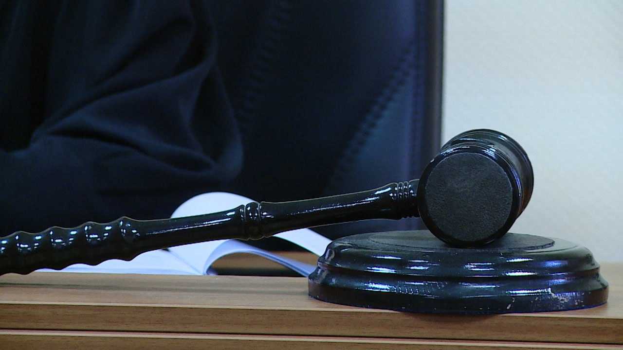 Дзержинский суд Волгограда привлек к ответственности рэпера Yanix за строчки об употреблении наркотиков Правоохранители 19 мая обнаружили на Яндекс Музыке четыре композиции рэп исполнителя с текстами об употреблении марихуаны лицом позиционирующим себя профессиональным музыкантом принадлежащим к направлению стиля рэп сообщили в пресс службе суда В отношении музыканта был составлен протокол об административном правонарушении Суд пришел к выводу о наличии в песнях пропаганды наркотического средства и распространении сведений о незаконном способе его употребления В наказание Яниса Бадурова оштрафовали на 10 тысяч рублей Постановление в законную силу не вступило и может быть обжаловано Подписаться Перейти на сайт