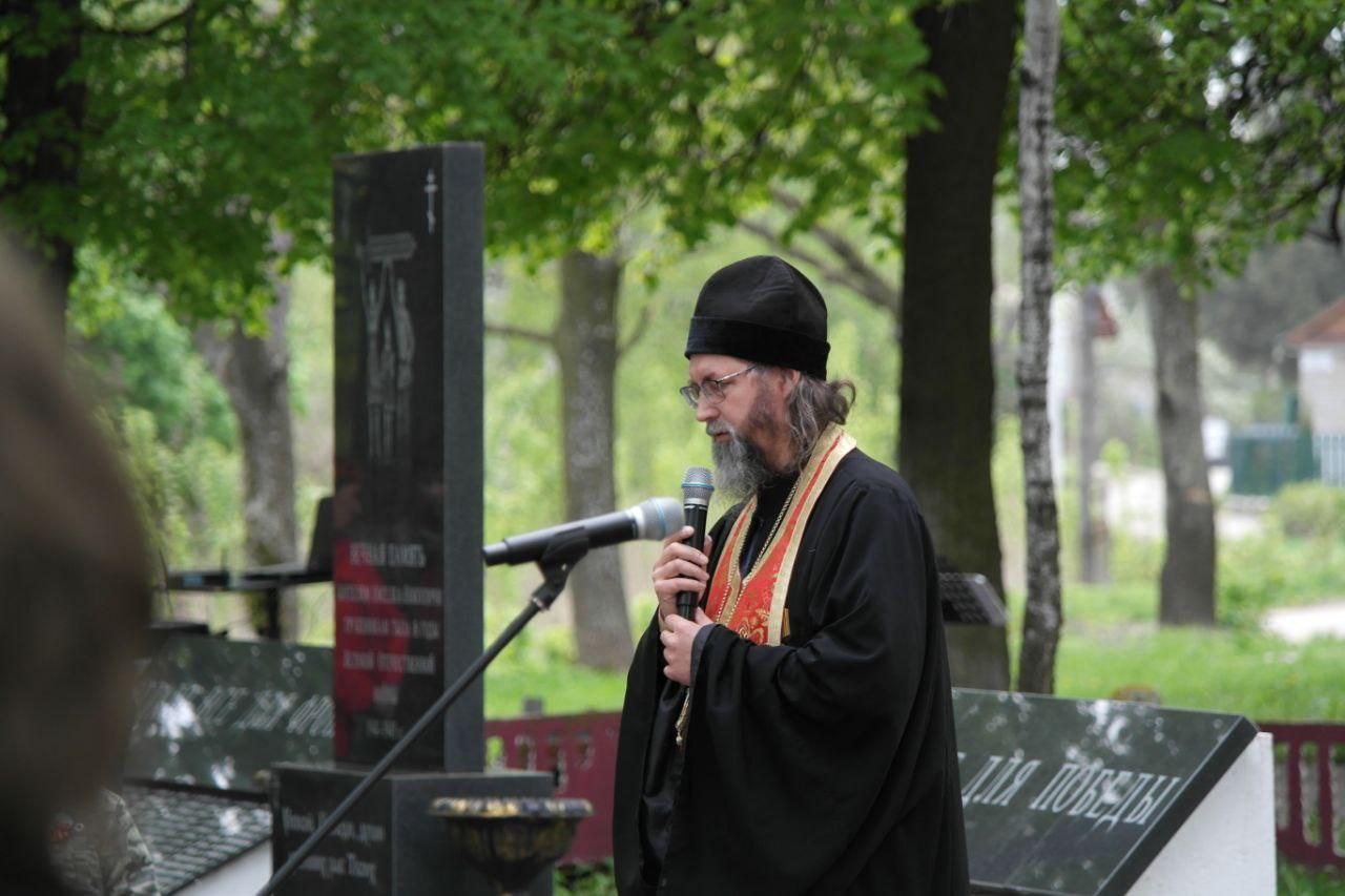 В поселке Никуличи в преддверии 80-летия Великой Победы прошла торжественная программа с участием клирика епархии 3 мая на мемориале в поселке Никуличи состоялась торжественная программа, посвященная 80-летию победы в Великой Отечественной войне. Событие прошло при поддержке депутата Рязанской областной Думы Андрея Глазунова, депутата городской Думы Светланы Ворнаковой, администрации Рязани и ТОС Никуличей Настоятель местного храма Тихвинской иконы Божией Матери протоиерей Георгий Марков в рамках состоявшейся программы совершил заупокойную литию о воинах, погибших годы Великой Отечественной войны и во время специальной военной операции. По окончании богослужения батюшка обратился к присутствующим, поздравил с наступающим Днем Победы и выразил убеждение в значении веры, силы духа, помощи Церкви для достижения Победы. После окончания торжественной части отец Георгий принял участие в поздравлении ветерана Великой Отечественной войны Ивана Васильевича Филатова. Подробнее на официальном сайте Рязанской епархии