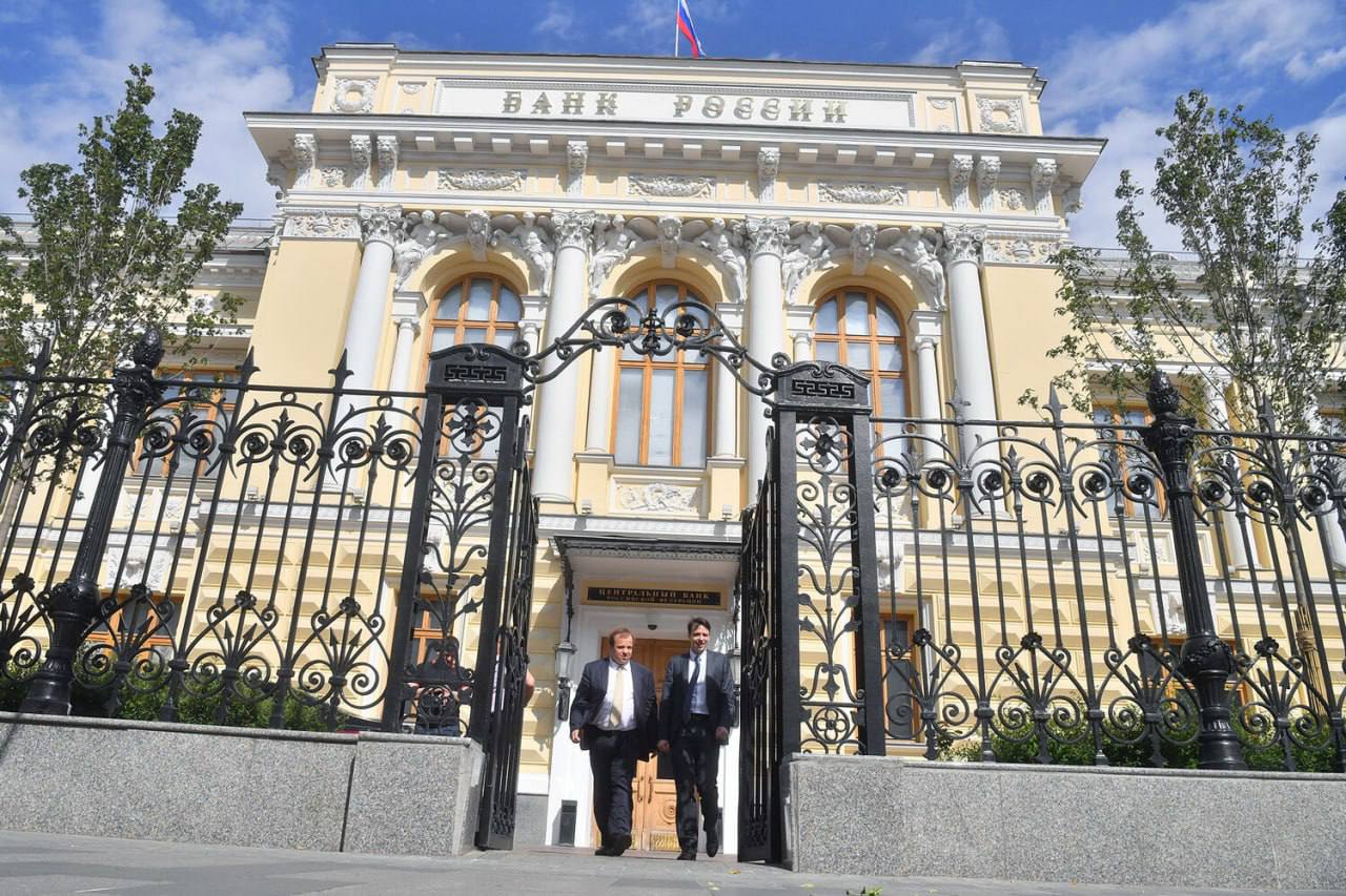ЦБ понизит ключевую ставку до 10%, прогнозируют аналитики На заседании 25 июля Банк России с большой вероятностью рассмотрит снижение ключевой ставки, заявила Эльвира Набиуллина. Эксперты считают, что ставка упадет до 18-19% уже в июле, а к концу года — до 14%, при этом некоторые аналитики не исключают понижения до 10%.