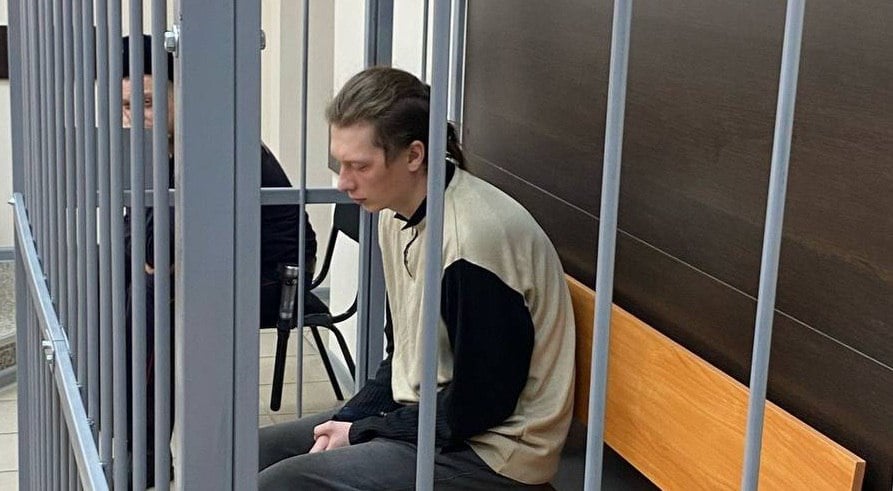 Уголовное дело возбуждено на мать ребенка, которого убил ее муж В Омской области 20-летняя мать стала фигуранткой уголовного дела после смерти сына. Она не спасла своего ребенка от мужа, который над ним издевался. Женщине вменяют ст. 156 УК РФ неисполнение обязанностей по воспитанию несовершеннолетнего родителем, если это деяние соединено с жестоким обращением с несовершеннолетним , сообщает областная прокуратура. Женщина проживала вместе с мужем, который являлся отчимом ее двухлетнему сыну. Она знала, что мужчина «причинял мальчику физические и психические страдания путём систематического нанесения побоев и иных насильственных действий», однако не сообщила о поступках супруга в полицию и органы системы профилактики. В результате бездействия женщины мужчина убил мальчика. В отношении отчима возбуждены дела по статьям об истязании и убийстве. По версии следствия, 11 марта обвиняемый, якобы, разозлившись на то, что двухлетний пасынок мешает ему пройти, нанес ребенку не менее трех ударов неустановленным предметом по голове. От полученных телесных повреждений мальчик скончался. Ранее прокуратура в связи с нарушениями законодательства в сфере профилактики безнадзорности и правонарушений несовершеннолетних внесла представления в ОМВД России по Муромцевскому району и комитет образования районной администрации, по результатам рассмотрения которых два должностных лица привлечены к дисциплинарной ответственности. Также признано законным возбуждение уголовного дела о халатности должностных лиц органов системы профилактики. Подписаться Прислать новость Помочь бустами