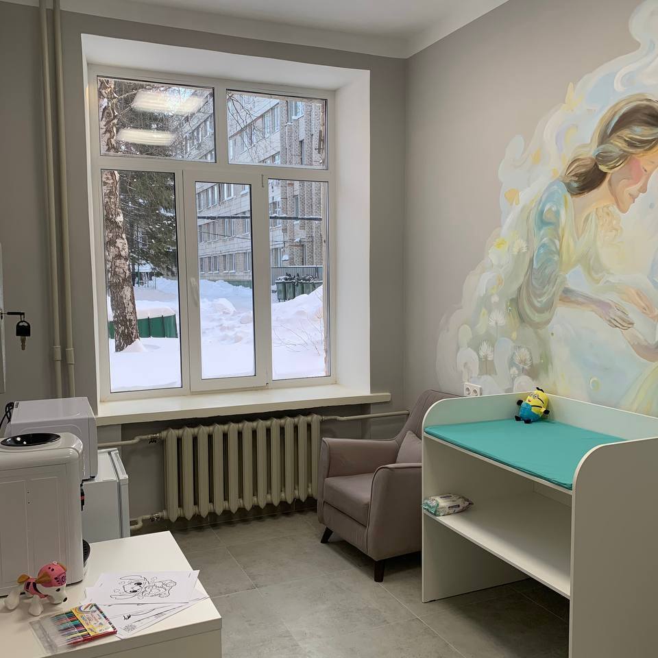 Комната матери и ребенка появилась в одном из казанских вузов Она открылась 12 января в учебном корпусе Д КНИТУ Открытие комнаты провели в соответствии с указом Президента России Об утверждении концепции демографической политики Российской Федерации на период до 2025 года и нацпроектом Семья В комнате матери и ребенка есть зона кормления и отдыха пеленальный столик зона для подготовки детского питания Таким образом вуз хочет поддержать своих студентов и работников у которых есть дети в возрасте до трех лет а также обеспечить их возможностью беспрерывного обучения KazanFirst   в бот