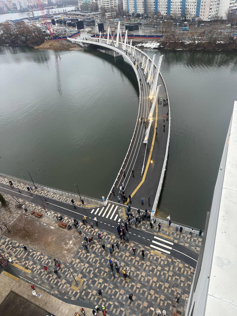 В столице открыли велопешеходный мост через Нагатинский затон  Мост находится недалеко от станции БКЛ «Нагатинский затон». По нему уже смогли прогуляться первые пешеходы.