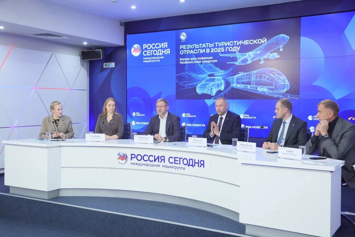 В Москве подвели итоги 2025 года по туризму На пресс конференции руководства Российского союза туриндустрии 17 декабря подвели итоги туристического года Главное Внутренний туризм продолжает расти по итогам 2025 года число поездок по России увеличилось почти на 6 всего туристы совершили до 97 млн поездок по стране это новый рекорд Москва вышла на первое место у туристов на столицу пришлось 19 3 всех туристических поездок по стране Краснодарский край сместился на вторую строчку по популярности у туристов 18 5 турпотока Санкт Петербург третий с долей 14 1 Каждая вторая поездка по России 51 пришлась всего на три региона Москву Кубань и Санкт Петербург Крым показал самый быстрый рост турпотока 34 9 за год Средняя цена номера в отелях 8 936 рублей за сутки рост составил 7 46 ниже прошлогодних темпов Бюджетные отели подорожали сильнее всего на 10 5 отели 4 5 примерно на 5 Средняя поездка по России длится 2 3 дня формат коротких путешествий остаётся доминирующим Авиабилеты по РФ подорожали на 7 5 средняя стоимость перелёта туда обратно 18 314 рублей 45 туристов путешествуют на автомобиле а 35 самолётом и 20 поездом Железнодорожный туризм вырос почти на 25 в стране уже более 110 маршрутов поездных туров Около 14 млн россиян выедут за границу с туристическими целями в 2025 году До 8 млн поездок совершат россияне по пакетным турам Лидером выездного туризма остаётся Турция Япония примет до 200 тыс туристов из РФ рекордный показатель даже без прямых рейсов Власти рассчитывают на рост въездного туризма к 2030 году Россию должны посещать до 16 млн иностранных туристов Уже в 2026 году прогнозируется 6 6 5 млн гостей в том числе за счёт расширения безвизового режима с Китаем Саудовской Аравией и Оманом Первый туристический в Telegram и MAX