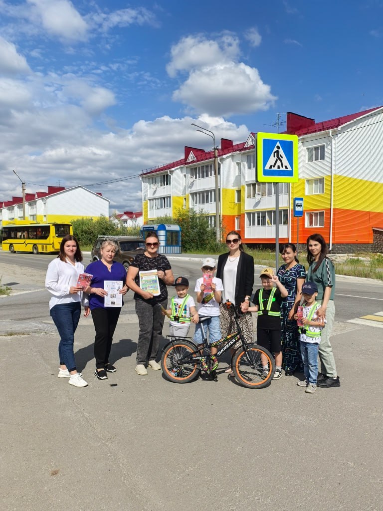  В Ноябрьске «Родительский патруль» на страже детской безопасности. 28 июля инициативная группа из числа родителей, воспитателей и юных помощников детского сада «Морозко» провели беседы с взрослыми и детьми, акцентируя внимание на ключевых аспектах Правил дорожного движения. Особое внимание уделялось безопасному поведению вблизи проезжей части, правилам безопасной перевозки детей в автомобиле и основам безопасности для пешеходов. Для родителей были подготовлены специальные памятки. Материалы содержат подробную информацию о том, как правильно осуществлять перевозку ребенка в салоне автомобиля и эффективно обучать его правилам безопасного поведения на дороге. Отдельно были вручены информационные брошюры для пешеходов и велосипедистов. Эта акция подчеркивает жизненно важную роль совместных усилий родителей и образовательных учреждений в формировании осознанного и ответственного отношения к дорожной безопасности у детей с самого раннего возраста. #мвдроссии #полиция #гибддянао #гибдд #янао #ноябрьск