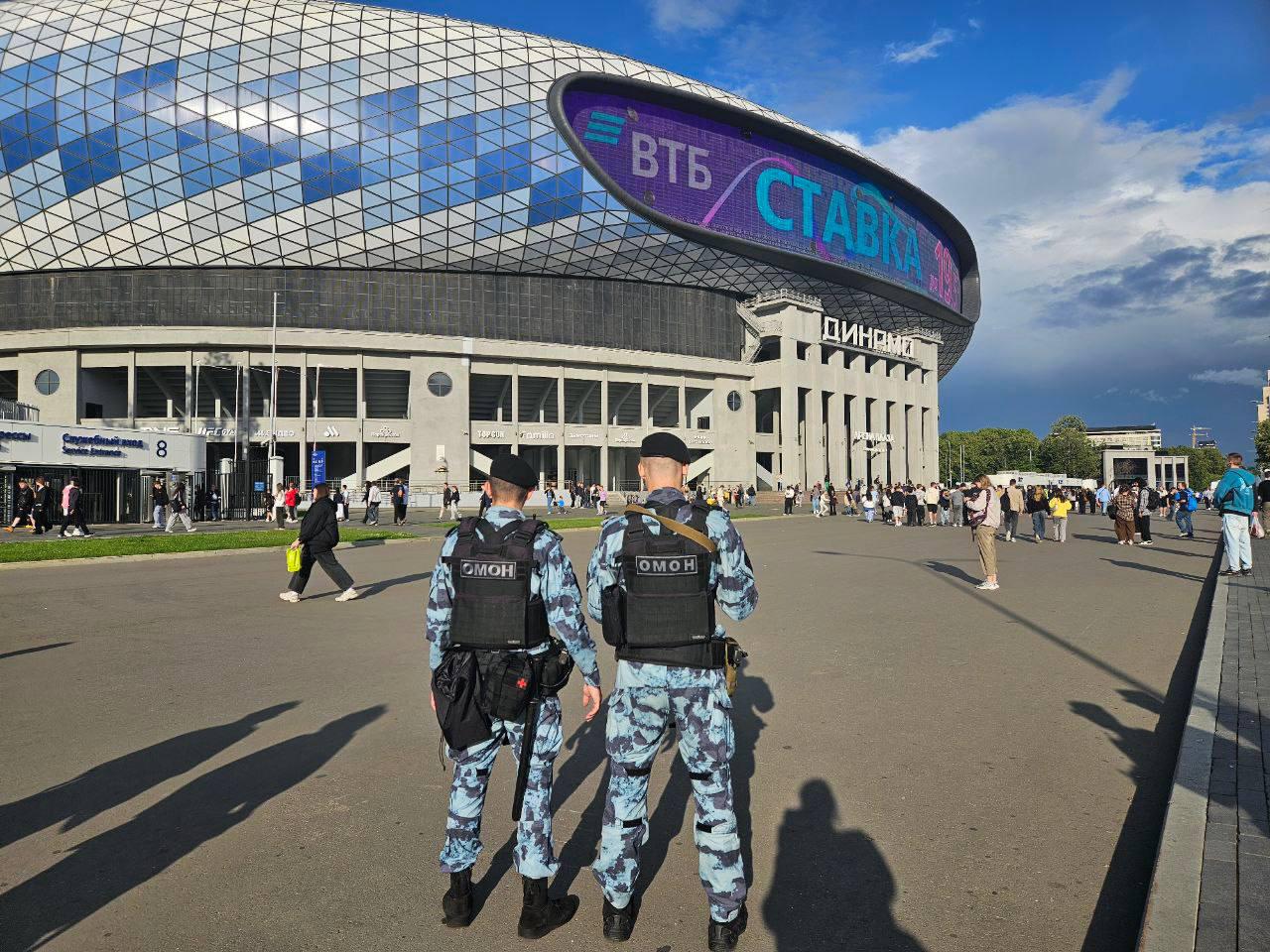 Сотрудники Главного управления Росгвардии по г. Москве и военнослужащие соединения по охране общественного порядка Центрального округа войск национальной гвардии совместно с коллегами из МВД обеспечили правопорядок во время подготовки и проведения товарищеского футбольного матча между командами «Динамо» - «2DROTS». Перед играми специалисты инженерно-технических групп ОМОН «Авангард» тщательно обследовали прилегающую к спортивной арене территорию на предмет обнаружения взрывоопасных предметов. Для предотвращения неудобств, связанных с массовым скоплением зрителей матчей, сотрудники спецподразделения организовали коридоры безопасности и разделение потоков болельщиков команд-соперников. Было оказано содействие службе безопасности стадиона в осуществлении пропускного режима и досмотровых мероприятий. Маршруты патрулирования экипажей вневедомственной охраны были максимально приближены к стадиону. Матч, который посетили более 18 тысяч зрителей, завершился со счетом 3:1 в пользу «Динамо». Серьезных нарушений общественного порядка допущено не было. 77.rosguard.gov.ru #Росгвардия