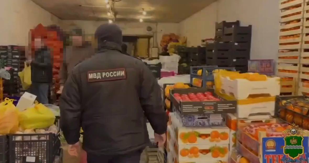 В Калужской области прошли рейды по выявлению нарушений миграционного законодательства Сотрудники полиции провели очередные проверки в Боровском районе Калуге и Обнинске Рейды прошли в местах проживания и работы иностранных граждан В мероприятиях участвовали сотрудники регионального управления МВД патрульно постовая служба и народные дружинники Правоохранители проверили законно ли иностранцы находятся в России есть ли у них необходимые документы для работы или учебы Всего было обследовано более 300 объектов это места проживания и трудовой деятельности В ходе проверок выявлено 167 нарушений миграционного законодательства Из них 134 связаны с нарушением правил въезда выезда и пребывания на территории страны еще 33 с незаконной трудовой деятельностью Принято 44 решения о выдворении иностранных граждан за пределы России Кроме того вынесено 32 решения о запрете на въезд и 21 решение о сокращении срока временного пребывания Также возбуждено 5 уголовных дел связанных с незаконной миграцией Во время рейдов обнаружены два человека находившиеся в федеральном розыске Всех доставленных в отделы полиции дактилоскопировали и внесли в базы данных МВД Не грузит телеграм Подписывайся на наш канал в МАХ