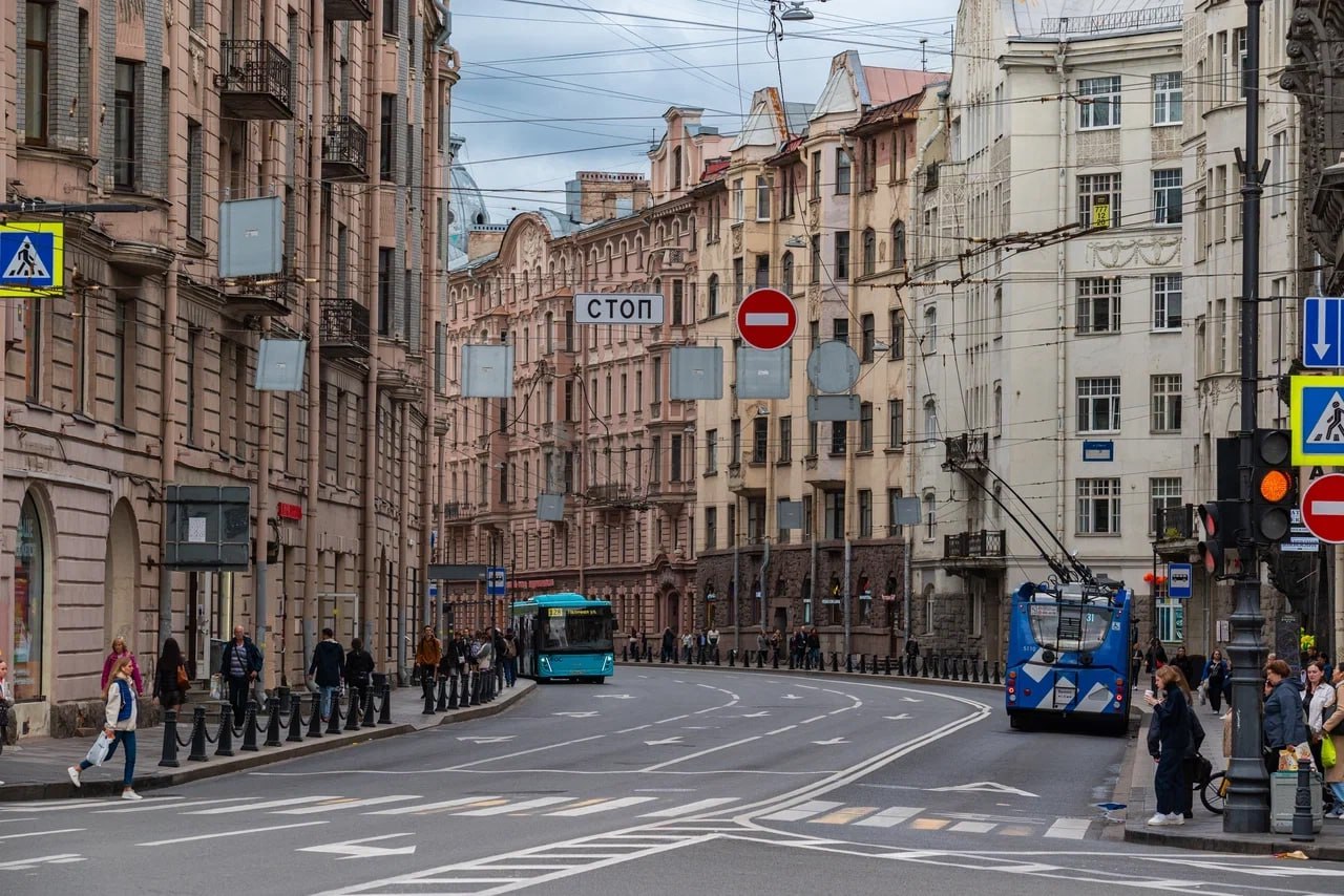 В Петербурге в этом году появятся более 550 новых остановочных павильонов Многие из них оборудуют по просьбам жителей Например до конца осени появятся еще два павильона на проспекте Космонавтов 50 Недавно оборудовали остановку на улице Сикейроса Местные жители жаловались на длительное отсутствие павильона после ремонта сетей Вопрос касался инженерных ограничений но решение было найдено и павильон установили Фото СПб ГБУ ГТИБ Подпишись на Город