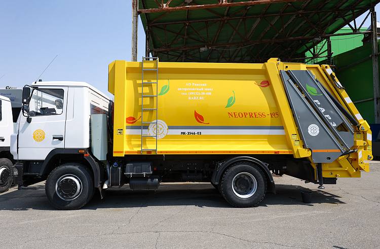 В Приморье формируют современную инфраструктуру утилизации отходов Во время Прямого разговора губернатор Приморья Олег Кожемяко рассказал как в крае выстраивается система работы с твёрдыми коммунальными отходами В регионе поэтапно обновляют инфраструктуру в 2025 году закупили 55 мусоровозов около 3 6 тысячи контейнеров обустроили 370 контейнерных площадок и установили 97 камер видеонаблюдения Теперь в этом вопросе мы можем опираться и на китайский опыт работы с ТКО Наши специалисты уже ознакомились с технологиями соседей Мы продолжим строить новые полигоны уже начали проектирование а также работаем над строительством нового мусоросжигательного завода отметил Олег Кожемяко Дополнительно в 2024 году минЖКХ Приморья заключило шесть концессионных соглашений на сумму 22 6 миллиарда рублей К 2030 году в крае планируют построить комплексы по переработке отходов и мусоросортировочные объекты Отдельное направление термическая переработка ТКО Соответствующее соглашение с компанией из КНР было подписано на Восточном экономическом форуме Новый завод позволит сократить объёмы захоронения отходов снизить нагрузку на полигоны и получить дополнительный источник электроэнергии для региона primorsky krai