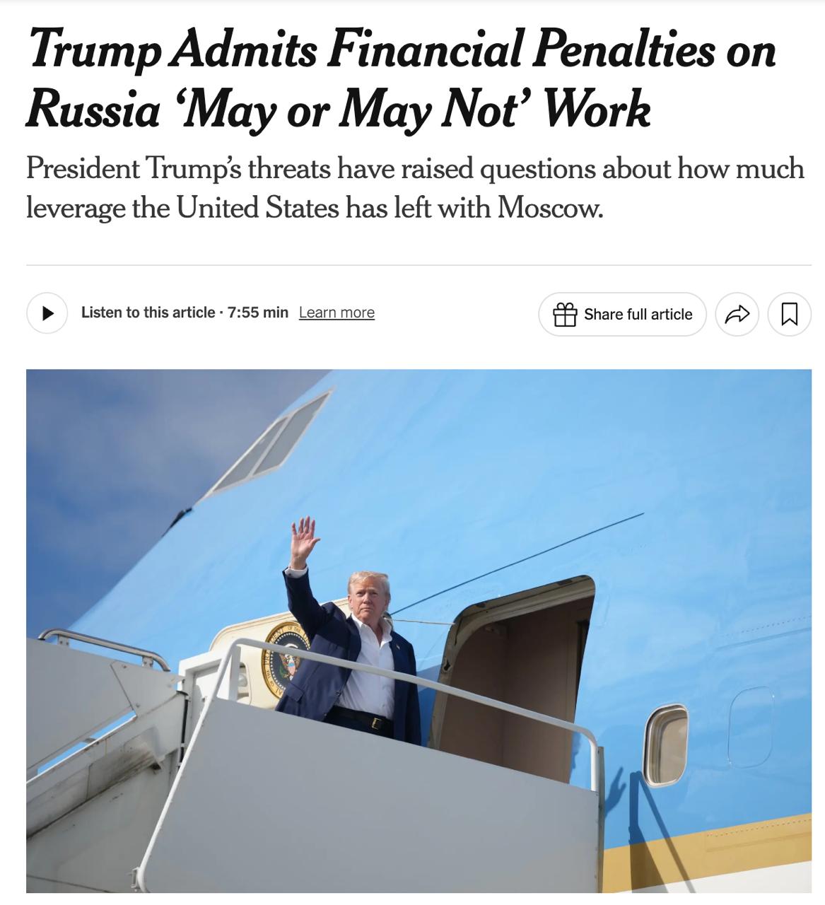 Угрозы Трампа о новых пошлинах вряд ли повлияют на ход войны, считают эксперты Как сообщает The New York Times, предложенные Дональдом Трампом дополнительные пошлины на покупателей российской нефти вряд ли заставят Москву прекратить боевые действия. Сам президент США признал, что эта мера может не сработать: «Не уверен, подействует ли это на Россию, ведь Путин явно намерен продолжать войну. Но мы введём тарифы и посмотрим. Может сработать, а может и нет», — заявил он. Аналитики сомневаются, что подобные угрозы изменят позицию Кремля. По их мнению, российский лидер рассматривает конфликт как историческую миссию по возвращению Украины в сферу влияния России и уверен в своём военном преимуществе. Кроме того, экономика РФ пока демонстрирует устойчивость к западным санкциям. Однако зависимость России от экспорта энергоресурсов сохраняется. Новые тарифы ударят по Китаю, Индии и Турции, что может спровоцировать эскалацию в мировой торговле. Это также способно вызвать резкий рост цен на нефть, несмотря на ранее введённый Западом «потолок цен», который и так оказался малоэффективным. Сам Трамп заявлял, что последствия санкций для нефтяного рынка его не беспокоят. Эксперты отмечают, что у Вашингтона есть и другие рычаги давления на Москву — от ограничений в банковской сфере до ужесточения контроля над ценами на нефть и координации действий с европейскими союзниками. При этом Китай уже дал понять, что не намерен отказываться от российских энергоносителей, несмотря на требования США.