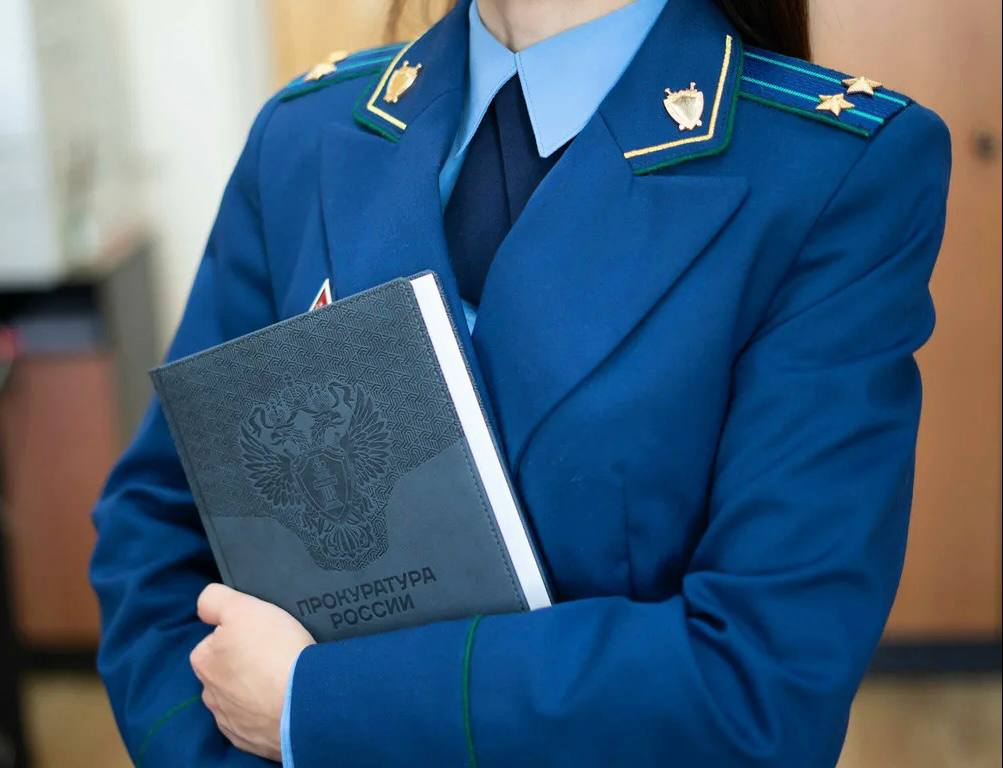 В Кетченеровском районе прокуратура выявила нарушения прав несовершеннолетних в Детско-юношеской спортивной школе Прокуратурой Кетченеровского района выявлены нарушения исполнения санитарно-эпидемиологического законодательства и законодательства о физической культуре и спорте в Детско-юношеской спортивной школе. Установлено, что на территории центрального стадиона спортивной школы отсутствуют объекты инфраструктуры, а именно раздевалки и туалеты. Воспитанники детской спортивной школы, посещающие футбольную секцию, лишены возможности полноценно заниматься физической культурой и спортом. По данному факту прокуратурой района в администрацию Кетченеровского районного муниципального образования республики, как учредителю учреждения, внесено представление об устранении выявленных нарушений. По результатам рассмотрения акта прокурорского реагирования муниципалитетом приняты меры к устранению нарушений путем заключения договоров с подрядчиками и поставщиками строительных материалов. Данный вопрос находится на контроле прокуратуры района.