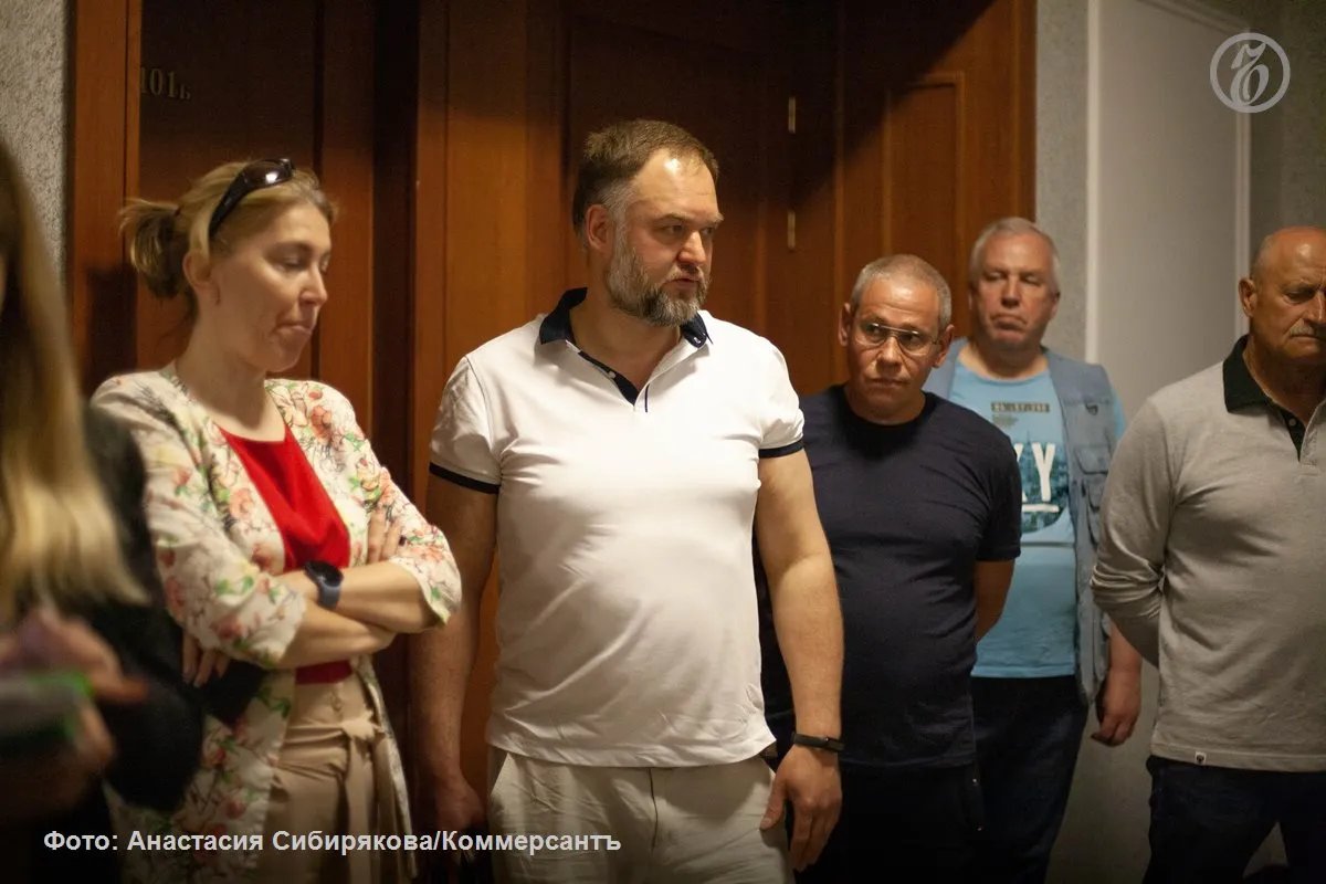 Арбитражный суд Свердловской области удовлетворил иск АНО Щит малой Родины о взыскании 172 9 тыс руб с фирмы Юрлига бизнес екатеринбургского юриста Ивана Волкова который представлял их интересы в судах за право проведения референдума по вопросу строительства мусорного полигона под Сысертью Активисты заявили что результат работы юриста оказался нулевой Иван Волков заверил что готовил для них по несколько документов в месяц и обвинил представителей организации в неоплате услуг Подробнее в материале Ъ Урал Общественники переоценили поддержку kommersantural
