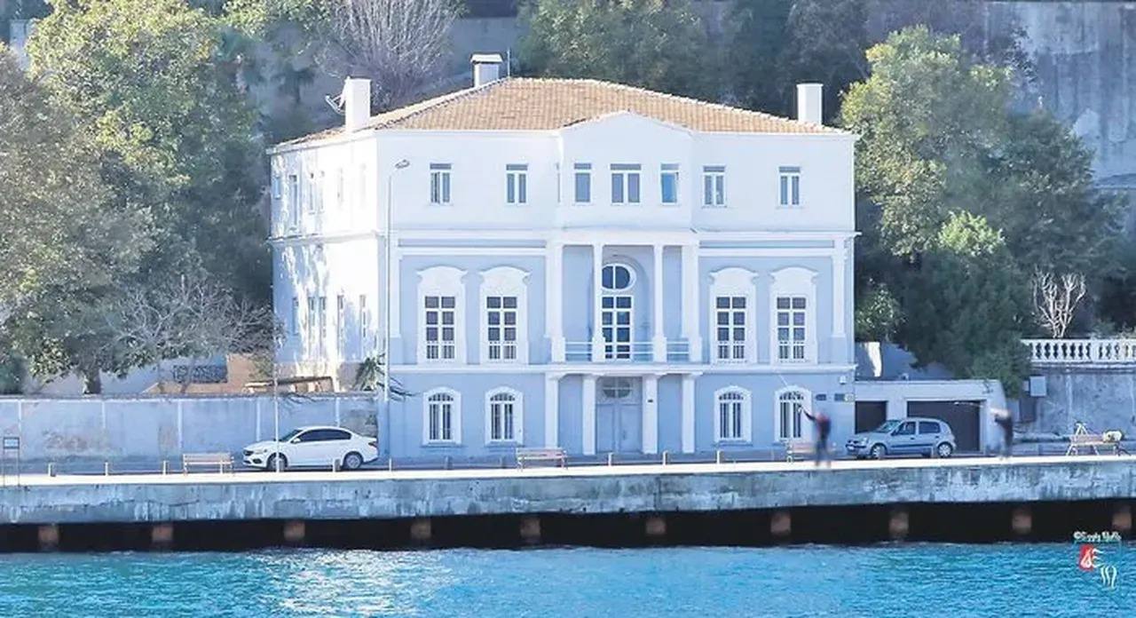 Частная собственность в Турции защищена законом даже спустя два столетия Турецкий суд поставил точку в 17 летнем судебном споре почти двухвековая вилла на босфорском побережье Тарабьи официально возвращена потомкам русского дипломата Николая Ишвечкина Путь сквозь века В 1868 году недвижимость была приобретена за 400 000 курушей После смерти владельца здание лишь сдавалось в аренду российскому правительству но никогда не переходило в его собственность Исторические катаклизмы революция в России и становление Турецкой республики привели к путанице в документах что в 2004 году вылилось в масштабный юридический спор между государством РФ и наследниками Триумф закона и истории Суд тщательно изучил архивные документы включая султанские указы и старые акты и вынес вердикт право собственности неоспоримо сохраняется за семьей Ишвечкиных Ценный актив Речь идет о вилле и земельном участке площадью 10 дёнюмов 10 000 м² рыночная стоимость которого сегодня оценивается более чем в 1 5 млрд турецких лир 35 5 млн Это решение стало ярким свидетельством надежности турецкой правовой системы где закон защищает права собственников скрепляя прошлое и настоящее