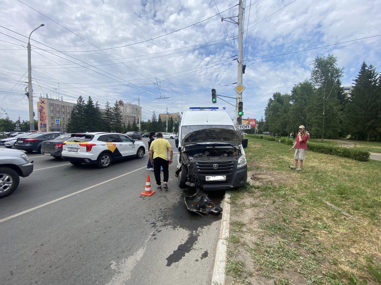 Прокуратура города Омска взяла на контроль ход проверки по факту ДТП с участием автомобиля скорой медицинской помощи Сегодня, около 12 часов 40 минут в Госавтоинспекцию поступило сообщение о дорожно-транспортном происшествии с участием автомобиля скорой помощи. Предварительно установлено, что водитель автомобиля скорой медицинской помощи двигался с включенными специальными сигналами и звуковой сигнализацией. Проезжая перекресток на разрешающий сигнал светофора в районе ул. Красный Путь и 6-я Северная, он допустил столкновение с автомобилем «Porsche Cayenne». В результате аварии пострадали фельдшеры кареты скорой помощи – 28-летняя женщина и 24-летний мужчина. Степень тяжести причиненного им вреда уточняется. Оценка действиям лица, допустившего дорожно-транспортное происшествие, будет дана по результатам проверки, ход которой находится на контроле в прокуратуре.