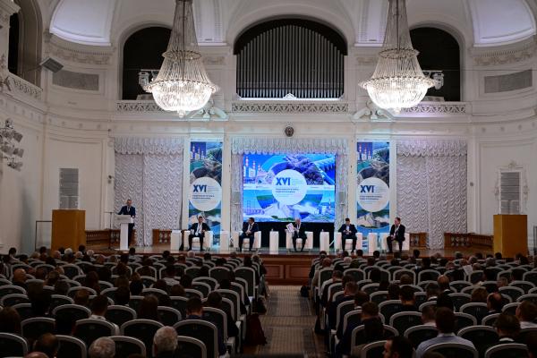 Стартовала регистрация на участие в XVII научно технической конференции Гидроэнергетика Гидротехника Новые разработки и технологии 8 10 октября в Санкт Петербурге состоится XVII научно техническая конференция Гидроэнергетика Гидротехника Новые разработки и технологии крупнейшее отраслевое мероприятие в РФ для специалистов в области гидроэнергетики гидротехники и гидротехнического строительства Конференция пройдет при поддержке ПАО РусГидро на базе АО ВНИИГ им Б Е Веденеева и ФГАОУ ВО Санкт Петербургский политехнический университет Петра Великого Ежегодно научно техническая конференция по гидроэнергетике и гидротехнике собирает свыше 500 представителей крупнейших организаций и предприятий отрасли На секциях и круглых столах эксперты обсуждают вопросы в области проектирования строительства и эксплуатации гидротехнических сооружений и объектов энергетики В этом году в повестке мероприятия вопросы обеспечения безопасности гидротехнических сооружений внедрение новых материалов и технологий в том числе на объектах в арктическом регионе экологические аспекты гидроэнергетики и гидротехники эксплуатация и ремонт оборудования гидротехника для ТЭС АЭС и промышленных предприятий а также ряд других специализированных направлений Неотъемлемой частью конференции являются круглый стол по подготовке кадров а также молодежный день для студентов и молодых специалистов К участию в конференции приглашаются представители гидроэлектростанций тепловых атомных станций строительных компаний проектных и научных институтов вузов и других организаций работающих в сфере энергетики и гидротехники Зарегистрироваться на мероприятие необходимо до 23 сентября 2025 г тезисы докладов принимаются до 8 сентября Подробнее о регистрации и требованиях к оформлению докладов можно узнать на сайте НТК Научно техническая конференция Гидроэнергетика Гидротехника Новые разработки и технологии проводится в Санкт Петербурге с 2005 года и является важной площадкой для обмена профессиональными знаниями и накопленным опытом обсуждения актуальных вопросов проектирования строительства и эксплуатации гидротехнических сооружений и основного оборудования ГЭС и ГТС Организаторами мероприятия выступают ПАО РусГидро АО ВНИИГ им Б Е Веденеева ФГАОУ ВО Санкт Петербургский политехнический университет Петра Великого Ассоциация Гидроэнергетика России Реклама АО ВНИИГ им Б Е Веденеева ERID 2VnxvcffAY