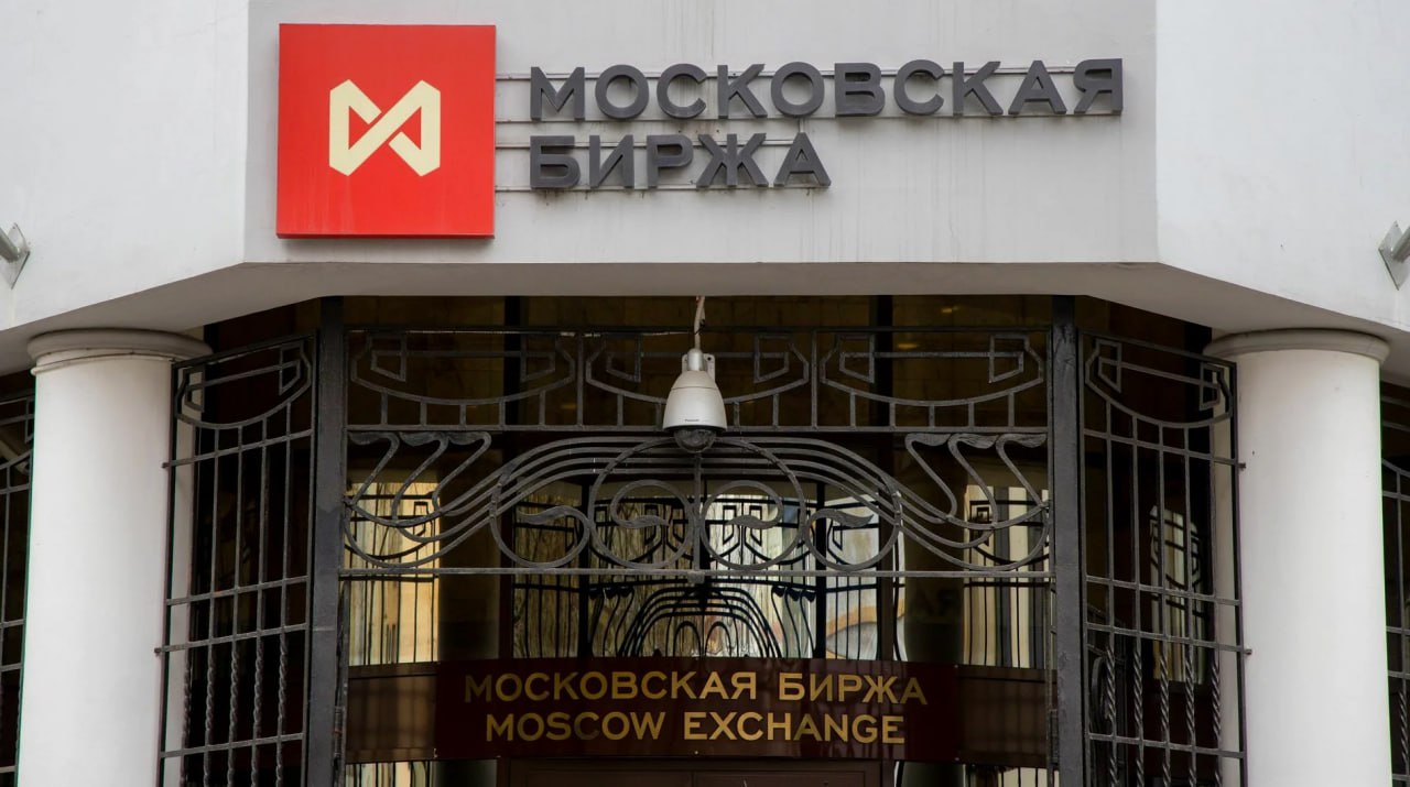Московская Биржа предупредила о рисках для IPO после инициативы ЦБ Директор департамента по работе с эмитентами Мосбиржи Наталья Логинова заявила что предложение ЦБ об обязательном подписании проспекта ценных бумаг организаторами IPO для компаний третьего эшелона может сократить число сделок в этом сегменте Мало кто захочет ставить подпись под проспектом потому что это сразу приводит к солидарной ответственности за раскрытие информации Это создает риски для организаторов которые не контролируют деятельность эмитента сообщает РБК   Почему инициатива вызывает споры ЦБ утверждает что мера повысит ответственность участников рынка и защитит инвесторов Однако как отмечает Логинова существует высокая вероятность негативных последствий для договорных отношений между эмитентом и организатором Это может привести к удорожанию услуг и уходу с рынка качественных организаторов Пока это вроде касается эмитентов которые планируют размещаться в третьем уровне списка а не в первом или втором На мой взгляд есть риск увидеть сокращение числа сделок в этом сегменте Мало кто захочет ставить подпись под проспектом потому что это сразу приводит к солидарной ответственности за раскрытие информации в проспекте включая информацию о деятельности и финансовом состоянии эмитента сказала директор департамента по работе с эмитентами Мосбиржи Наталья Логинова Что ждет рынок IPO В 2025 году на российском рынке состоялось только одно IPO краудлендинговая платформа JetLend Если инициатива ЦБ будет реализована третьему эшелону грозит сокращение размещений Организаторы не готовы брать на себя риски за недостоверность данных эмитентов которую невозможно проконтролировать Банк России полагает необходимым для включения в некотировальную часть списка ценных бумаг установить требование о привлечении эмитентом профессионального участника рынка ценных бумаг оказывающего услуги по подготовке проспекта ценных бумаг и или размещению эмиссионных ценных бумаг для подтверждения достоверности и полноты информации содержащейся в проспекте ценных бумаг его подписания говорилось в опубликованном документе Получается двоякая ситуация С одной стороны ЦБ хочет позаботиться о некой надежности для покупателей акций на IPO для 3 эшелона А с другой стороны они могут сильно сократиться А может быть и к лучшему Чтобы не было не качественных эмитентов В этом вопросе я больше на стороне ЦБ чем Московской биржи