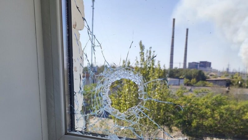 Жительница Энергодара осуждена за госизмену С конца 2023 года по май 2024 года подсудимая оказывала поддержку ВСУ сообщает прокуратура Республики Крым Женщина перевела порядка 7 тысяч рублей на счета которые используются спецслужбами Украины в иностранном банке За это ее приговорили к 14 годам лишения свободы с отбыванием наказания в колонии общего режима и дальнейшим ограничением свободы на 1 год ВСУ регулярно атакуют Энергодар в том числе энергетическую инфраструктуру и непосредственно объекты АЭС беспилотниками и артиллерией Главное здесь Подписывайтесь