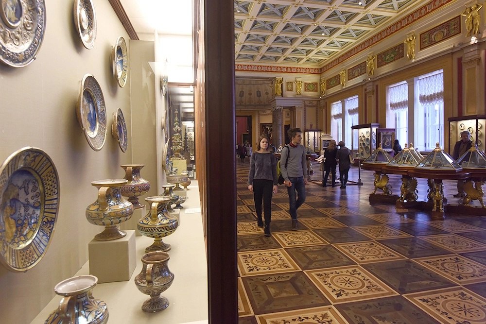 Короткое замыкание в Эрмитаже что произошло Сегодня утром в Государственном Эрмитаже произошло короткое замыкание в серверной расположенной на четвертом этаже музея Площадь помещения составила 30 кв метров Сообщение о происшествии поступило в 06 19 и на место оперативно прибыли 24 спасателя и пять единиц техники Уже через полчаса замыкание было ликвидировано пострадавших нет Эрмитаж ЧС Петербург Новости Piter News 24 Подписаться