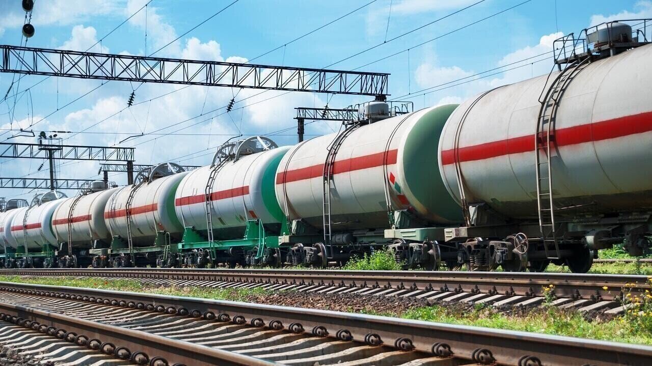 Бензин из Беларуси вернулся на российскую биржу с рекордным ростом продаж После продолжительного перерыва начавшегося осенью 2024 года Беларусь возобновила экспорт нефтепродуктов через Санкт Петербургскую биржу причем объемы отечественного топлива поставляемого в соседнюю страну существенно выросли Подробности здесь myfin news