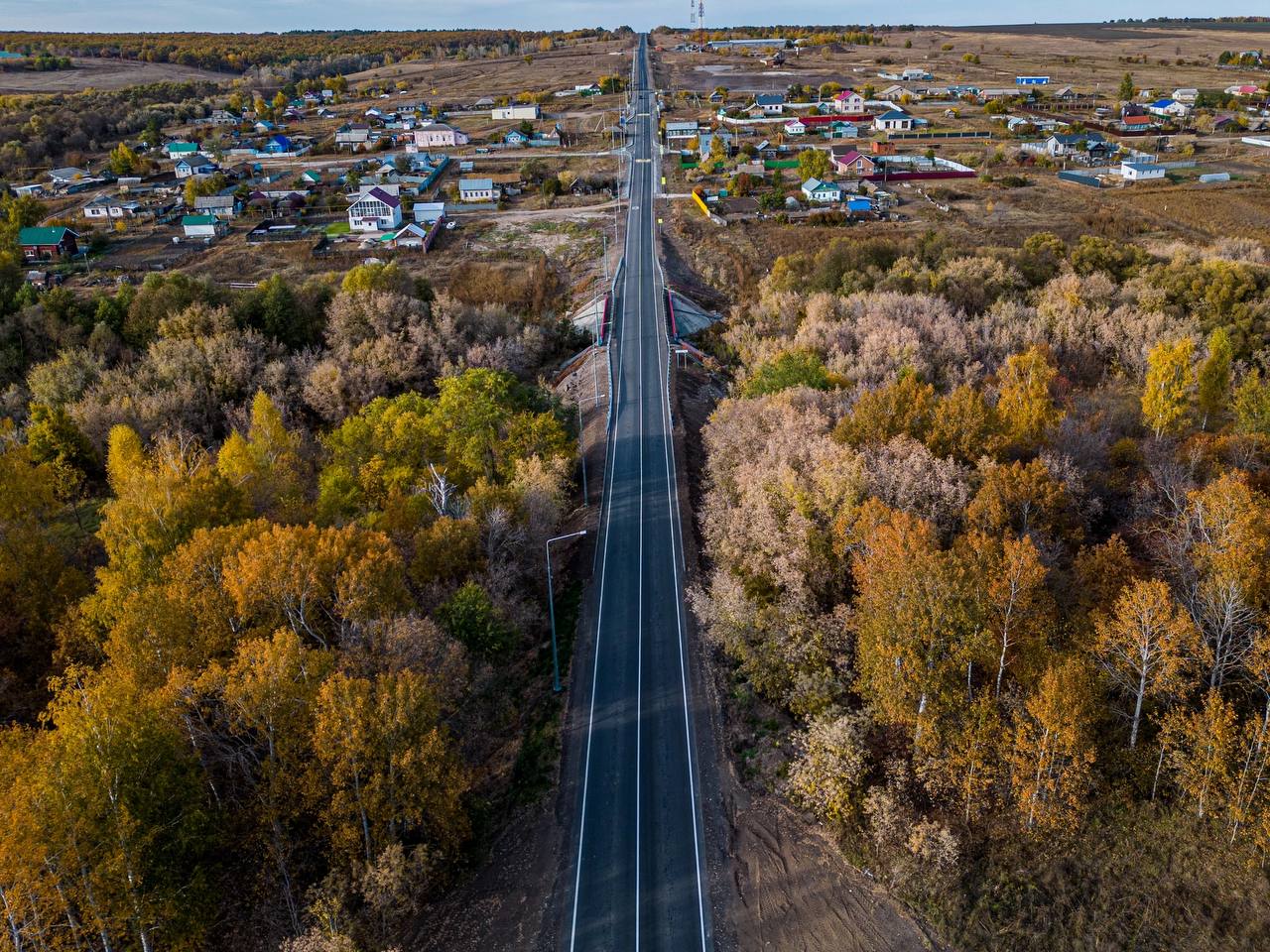 В Красноярском районе капитально отремонтирован участок региональной трассы Ульяновск - Димитровград - Самара  старое направление , протяженностью 17,8 км.  Одним из самых трудоемких процессов капитального ремонта стало выравнивание продольного и поперечного профиля дороги на участке протяженностью 6 км. В настоящее время рельеф дороги отвечает всем требованиям по обеспечению безопасности дорожного движения и обеспечивает комфортное передвижение.  Также в целях доведения дороги до нормативных параметров выполнено уширение проезжей части до 7 метров, укреплены обочины дороги смесью асфальтогранулята и щебня. На проезжей части уложили выравнивающий и верхний слой покрытия с применением асфальтобетонной смеси – А-16 ВН, отвечающей современным требованиям.  Кроме того, проведен ремонт мостов через ручей Кобельма и реку Буян, расположенных в составе дороги, а в населенных пунктах Старый Буян, Украинка и Калиновка появились тротуары и улично-дорожное освещение, а в населенных пунктах Старый Буян, Украинка и Калиновка появились тротуары и улично-дорожное освещение.   В целях обеспечения безопасности дорожного движения специалисты обустроены остановочные карманы, установлены новые автопавильоны, нанесена разметка и произведена замена дорожных знаков.   Работы завершили на год раньше указанного в госконтракте срока.