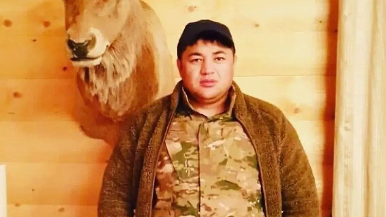 Дело Хасана Касымбаева находится в прокуратуре  Департамент полиции Алматинской области завершил досудебное расследование по уголовному делу в отношении Хасана Касымбаева, которого в СМИ называют предполагаемым лидером банды «Хуторские», а также других фигурантов. Производство велось по статьям 125 часть 2  похищение человека , 106 часть 2  умышленное причинение тяжкого вреда здоровью  и 194 часть 2  вымогательство  Уголовного кодекса РК.   21 июля материалы дела с обвинительным актом направлены в надзорный орган. Прокуратура Алматинской области изучает их и проверяет законность принятых процессуальных решений. Об этом в ответ на официальный запрос NEGE сообщил прокурор области Берик Адамов.   Хасан Касымбаев находится под стражей в учреждении №72 УИС МВД РК.