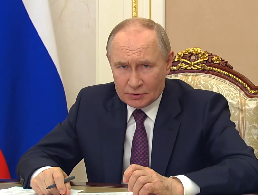 Путин поручил комплексно проработать вопрос поддержки вдов участников СВО.  Об этом президент сказал на совещании с членами правительства.  Путин поддержал идею ввести квоты для вдов участников СВО на поступление в учебные заведения.  Заря   Новости - Подписаться