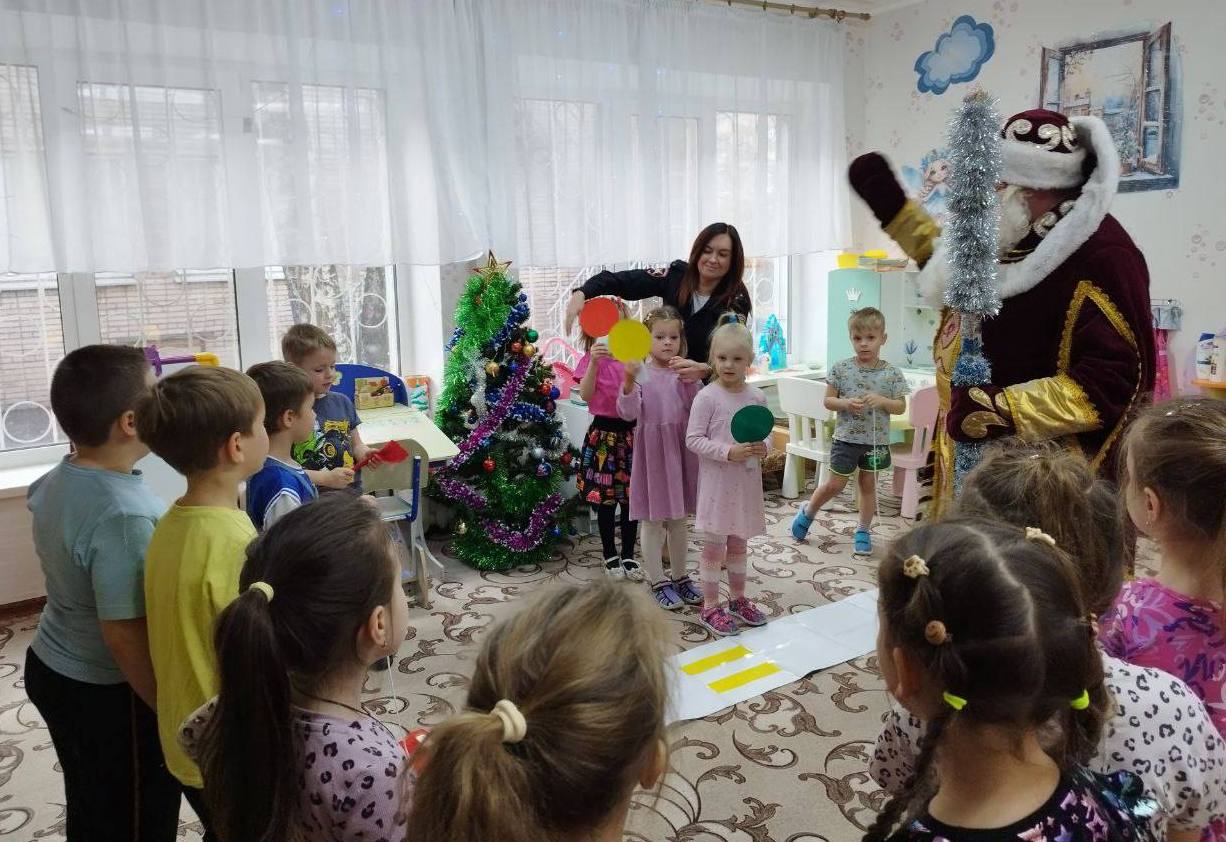 1  1  1  1  1  1  Цикл мероприятий в рамках ежегодной акции Полицейский Дед Мороз стартовал в регионе С сегодняшнего дня стартовала традиционная всероссийская ведомственная профилактическая акция Полицейский Дед Мороз В столице республики инспекторы МРЭО Госавтоинспекции МВД по региону посетили воспитанников яслей сада 1 Планета детства напомнив самым юным участникам дорожного движения о важных правилах безопасности На этот раз к ребятам пришли не просто стражи порядка а самый настоящий полицейский Дед Мороз Вместе со своими помощниками инспекторами он в игровой форме рассказал детворе   как правильно переходить дорогу   для чего нужны световозвращающие элементы на одежде в тёмное время суток   почему важно всегда пристёгиваться в автомобиле и быть внимательным во дворе Малыши с радостью отгадывали тематические загадки повторяли значения дорожных знаков и делились своими знаниями А в конце встречи полицейский Дед Мороз вручил юным луганчанам сладкие сюрпризы Главная цель акции в атмосфере праздника и сказки закрепить у детей основы безопасного поведения на дороге чтобы каникулы были не только весёлыми но и безопасными Пресс служба МВД по Луганской Народной Республике ПолицияРоссии МВДпоЛНР УГИБДД Госавтоинспекция ПолицейскийДедМороз Луганск Луганская полиция в Telegram MAX VK ОК Поддержать канал
